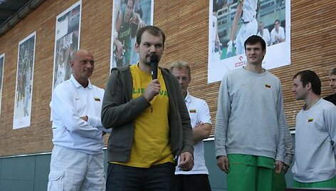 Lietuvos vyrų krep&scaron;inio rinktinės fotografo Tomo Tumalovičiaus parodos atidaryme dalyvavo ne tik rinktinės sirgaliai, tačiau ir patys krep&scaron;ininkai.