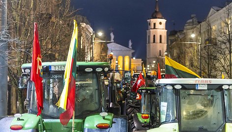 Ūkininkų protesto išvakarėse Gedimino prospekte išrikiuota žemės ūkio technika