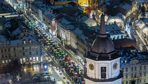 Ūkininkų protesto išvakarėse Gedimino prospekte išrikiuota žemės ūkio technika