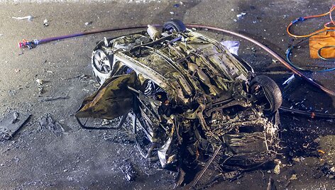 Vilniuje užsiliepsnojo į tiltą atsitrenkęs automobilis