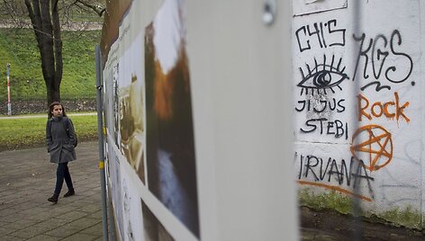 Vilniaus pilių teritorijos ir įvairių Lietuvos istorijos laikotarpių vaizdai ant &bdquo;Rotondos&ldquo; tvoros.