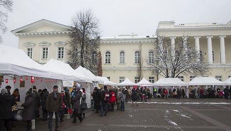 Prezidentūros kieme vyksta kalėdinė mugė.