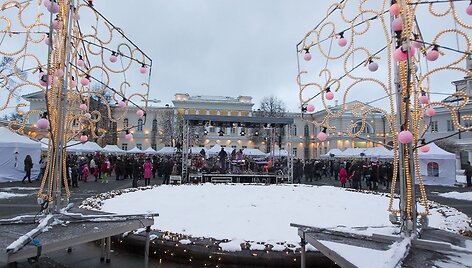 Labdaros koncertas Prezidentūros kieme.