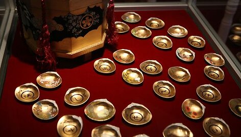Meistrės i&scaron; Japonijos lietuviams pristato tradicinio meno kūrinius.