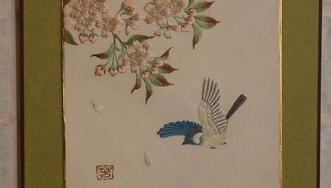 Meistrės i&scaron; Japonijos lietuviams pristato tradicinio meno kūrinius.