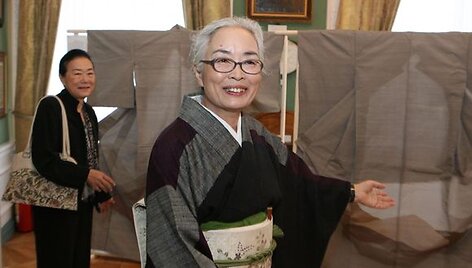 Meistrės i&scaron; Japonijos lietuviams pristato tradicinio meno kūrinius.