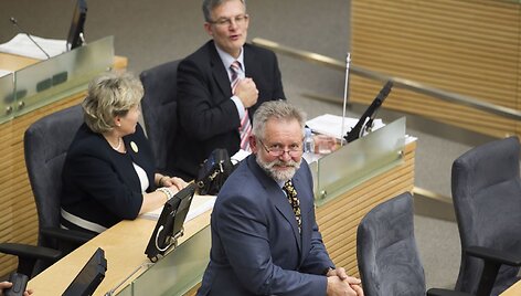 Seimas baigė rudens sesiją, sugiedojo himną ir i&scaron;siskirstė &scaron;vęsti &scaron;venčių.
