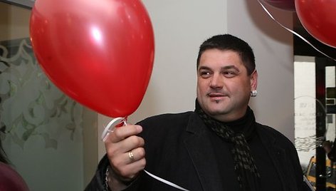 Akcijos metu žmonės nuo spalio iki gruodžio pradžios raginami prisidėti prie organizacijos „Gelbėkit vaikus“ programos „Galimybė gyventi geriau“, padėti vaikų globos auklėtiniams rasti naujus namus bei aukoti skaudžių istorijų herojams.