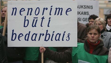 Lietuvos pieno perdirbimo bendrovių darbuotojai antradienį piketavo prie Žemės ūkio ministerijos. Jie piktinosi planais statyti 100 mln. litų vertės kooperatinę pieno perdirbimo įmonę. 