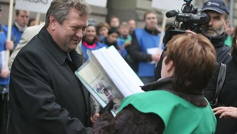 Lietuvos pieno perdirbimo bendrovių darbuotojai antradienį piketavo prie Žemės ūkio ministerijos. Jie piktinosi planais statyti 100 mln. litų vertės kooperatinę pieno perdirbimo įmonę. 