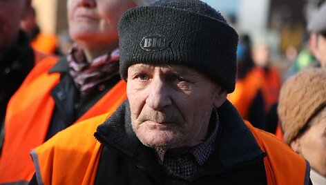 Nuo liepos mėnesio algų negaunantys sostinę tvarkančios įmonės &bdquo;Stebulė&ldquo; darbuotojai mero Viliaus Navicko reikalavo grąžinti 15 mln.Lt skolų &scaron;iai įmonei.