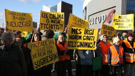 Nuo liepos mėnesio algų negaunantys sostinę tvarkančios įmonės &bdquo;Stebulė&ldquo; darbuotojai mero Viliaus Navicko reikalavo grąžinti 15 mln.Lt skolų &scaron;iai įmonei.