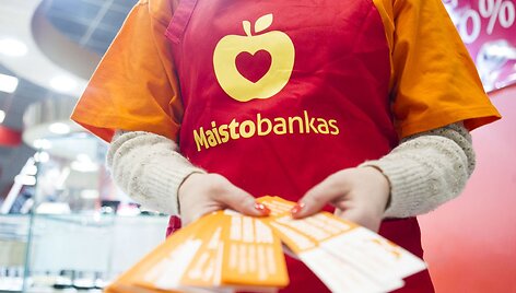 Nomeda Marčėnaitė su draugu sudalyvavo &bdquo;Maisto banko&ldquo; akcijoje.