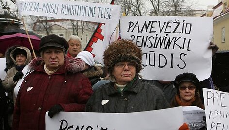 Ketvirtadienio popietę sostinėje, prie prezidentūros esančioje S.Daukanto aik&scaron;tėje vyko pensininkų ir neįgaliųjų &bdquo;Vilties mitingas&ldquo;. Jame reikalauta nemažinti socialinių i&scaron;mokų labiausiai pažeidžiamiems visuomenės sluoksniams.