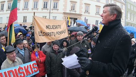 Ketvirtadienio popietę sostinėje, prie prezidentūros esančioje S.Daukanto aikštėje vyko pensininkų ir neįgaliųjų „Vilties mitingas“. Jame reikalauta nemažinti socialinių išmokų labiausiai pažeidžiamiems visuomenės sluoksniams.