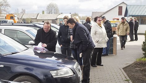 Kompostavimo dėžės Salininkų gyventojams atiteko nemokamai.