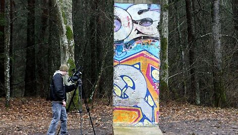 &Scaron;iemet minimų 20-ųjų Berlyno sienos griūties metinių proga Vokietijos Federacinės respublikos ambasada kartu su Goethe&lsquo;s institutu Lietuvoje padovanojo Vilniaus miestui unikalią dovaną &ndash; tikrosios Berlyno sienos fragmentą. Ji griuvo 1989-ųjų lapkričio 9 dieną.