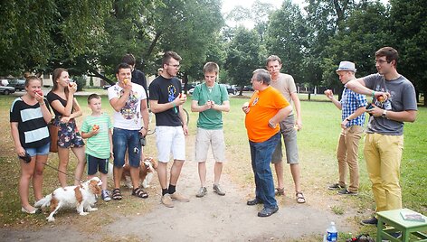 Andrius Tapinas prie Rusijos ambasados valgė lenki&scaron;kus obuolius.