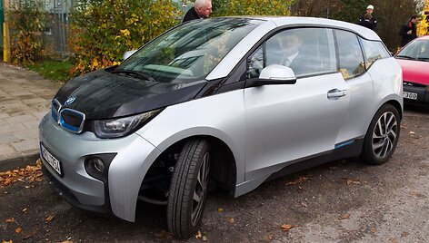 Vilniaus meras Artūras Zuokas vairuoja savo naująjį BMW I3