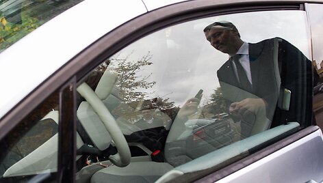 Vilniaus meras Artūras Zuokas vairuoja savo naująjį BMW I3