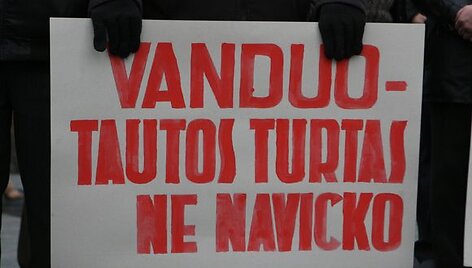  Kaip teigė protestuotojai, po pirmosios protesto akcijos lapkričio 4 dieną, i&scaron; mero Viliaus Navicko komentarų jiems tapo ai&scaron;ku, kad miesto valdžia neturi jokių argumentų, nėra atlikusi analizės, vertinimų, skaičiavimų dėl tokio privatizavimo privalumų ar galimų neigiamų pasekmių.
