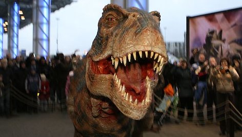 Grėsmingas dinozauras pasirodė prie sostinės „Akropolio“. Natūraliai atrodantis, riaumojantis ir laisvai judantis tiranozauras kvietė į renginį „Pasivaikščiojimas su dinozaurais“, kuris vyks lapkričio 28-29 dienomis Vilniaus „Siemens“ arenoje.