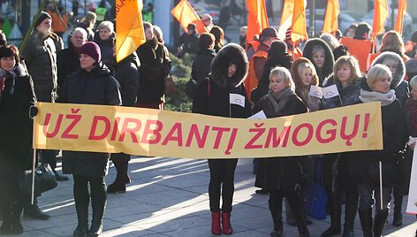 Prie Vyriausybės rūmų Vilniuje vyko profesinių sąjungų organizuojamas mitingas.