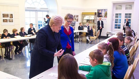 Prezidentė Dalia Grybauskaitė lankėsi „Knygų Kalėdų“ kūrybinėse dirbtuvėse