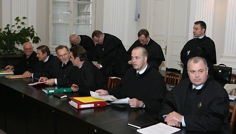 Vilniaus apygardos teismas 2009 lapkričio 23 dieną mėgino atversti vadinamąją korupcijos Trakų rajono savivaldybėje bylą, kurioje figūruoja ir žinomų politikų pavardės, ir nusikalstamo pasaulio įžymybės Narkušos pravardė.