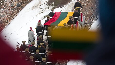 Gedimino pilies bok&scaron;te i&scaron;kelta Lietuvos vėliava