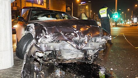 Vilniuje susidūrė &bdquo;Ford&ldquo; ir &bdquo;Alfa Romeo&ldquo;, nukentėjo penkiametė