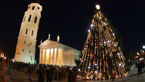 Šeštadienio vakarą Vilniuje šimtais švieselių sužibo Kalėdų eglės Rotušės ir Katedros aikštėse. 2009 m.