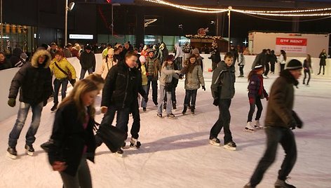 Nemokama ledo čiuožykla, kurioje nekainuoja nei pats čiuožimas ledo aikštelėje, nei pačiūžų skolinimasis, veikia trečiajame prekybos centro "Ozas" automobilių stovėjimo aikštelės aukšte. 