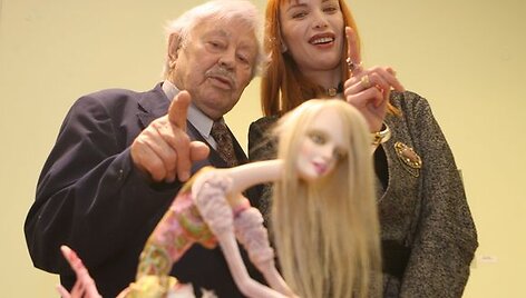 Parodoje pristatomi dviejų tipų kūriniai: vieni dvelkia grak&scaron;čia elegancija, kiti- žavi originaliomis proporcijomis. Daug dėmesio skiriama veido i&scaron;rai&scaron;koms, kiekviena jų yra skirtinga ir įprasmina vis kitokią nuotaiką.