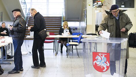 Lietuvoje prasidėjo savivaldų rinkimai &ndash; žmonės plūsta į rinkimų apylinkes.