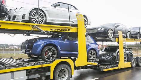 Prabangius automobilius gabenantis autovežis Vilniuje