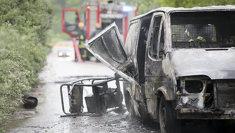 Sudegęs mikroautobusas įvykio vietoje