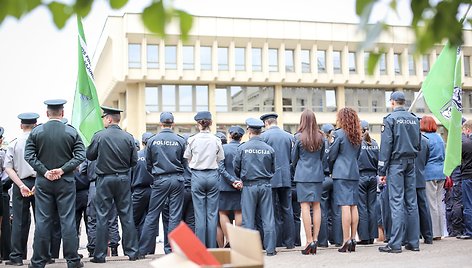 Prie Seimo vyko įspėjamoji statutinių pareigūnų protesto akcija.