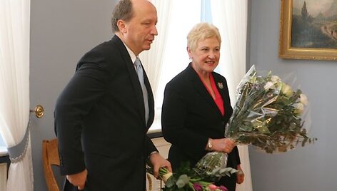 Prezidentę su 54-uoju gimtadieniu pasveikinę A.Kubilius ir I.Degutienė įteikė gėlių puok&scaron;tes bei knygą. 