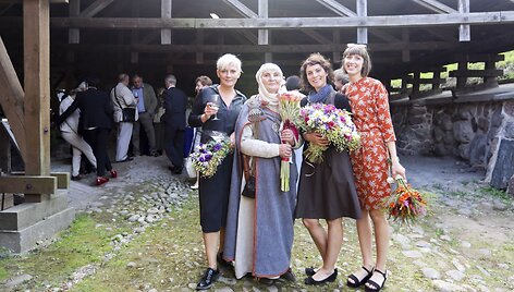 Garsioms klaipėdietėms Skaistutei Idzelevičienei ir Irenai Nakienei ypatinga dovana &ndash; senoviniai žiedai su deimantu