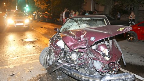Rinktinės gatvėje BMW apgadino kelis automobilius