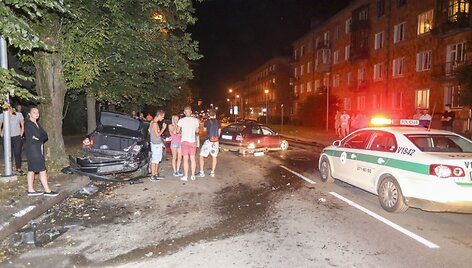 Rinktinės gatvėje BMW apgadino kelis automobilius