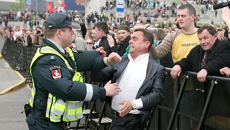 Seimo nariai veržiasi pro policininkus