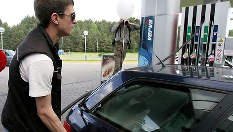 Protestuotojai pylėsi kuro už kuo mažesnę sumą
