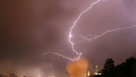 Sostinėje ketvirtadienio vakarą stipriai žaibavo ir lijo 