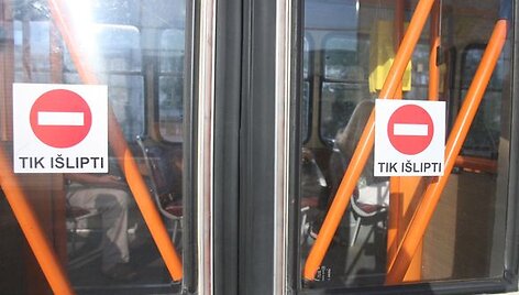 Nuo &scaron;iol į visuomeninį transportą vilniečiai lips tik per priekines duris