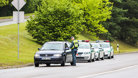 Rytinis reidas Vilniuje: ma&scaron;iną palikęs vairuotojas spruko nuo pareigūnų