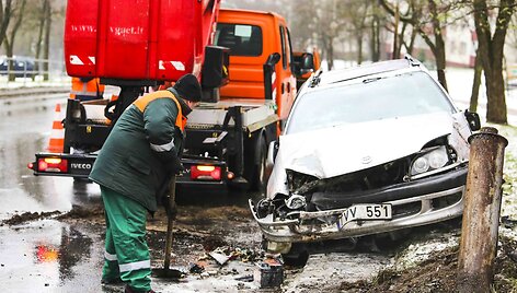 Vilniuje vertėsi &bdquo;Toyota Avensis&ldquo;, nukentėjo vairuotojas