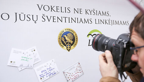 Vinco Kudirkos aik&scaron;tėje prie Vyriausybės įvyko vie&scaron;a akcija &bdquo;Vokelis ne ky&scaron;iams o Jūsų &scaron;ventiniams linkėjimams&ldquo;
