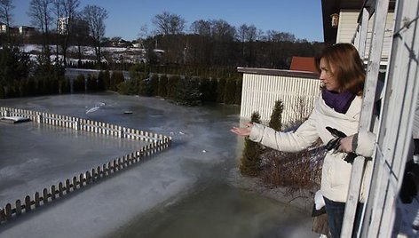 Tvinstančio Vokės upelio užlieti gyventojai pagalbos nesulaukia nei iš seniūnijos, nei iš Aplinkos ministerijos pareigūnų.